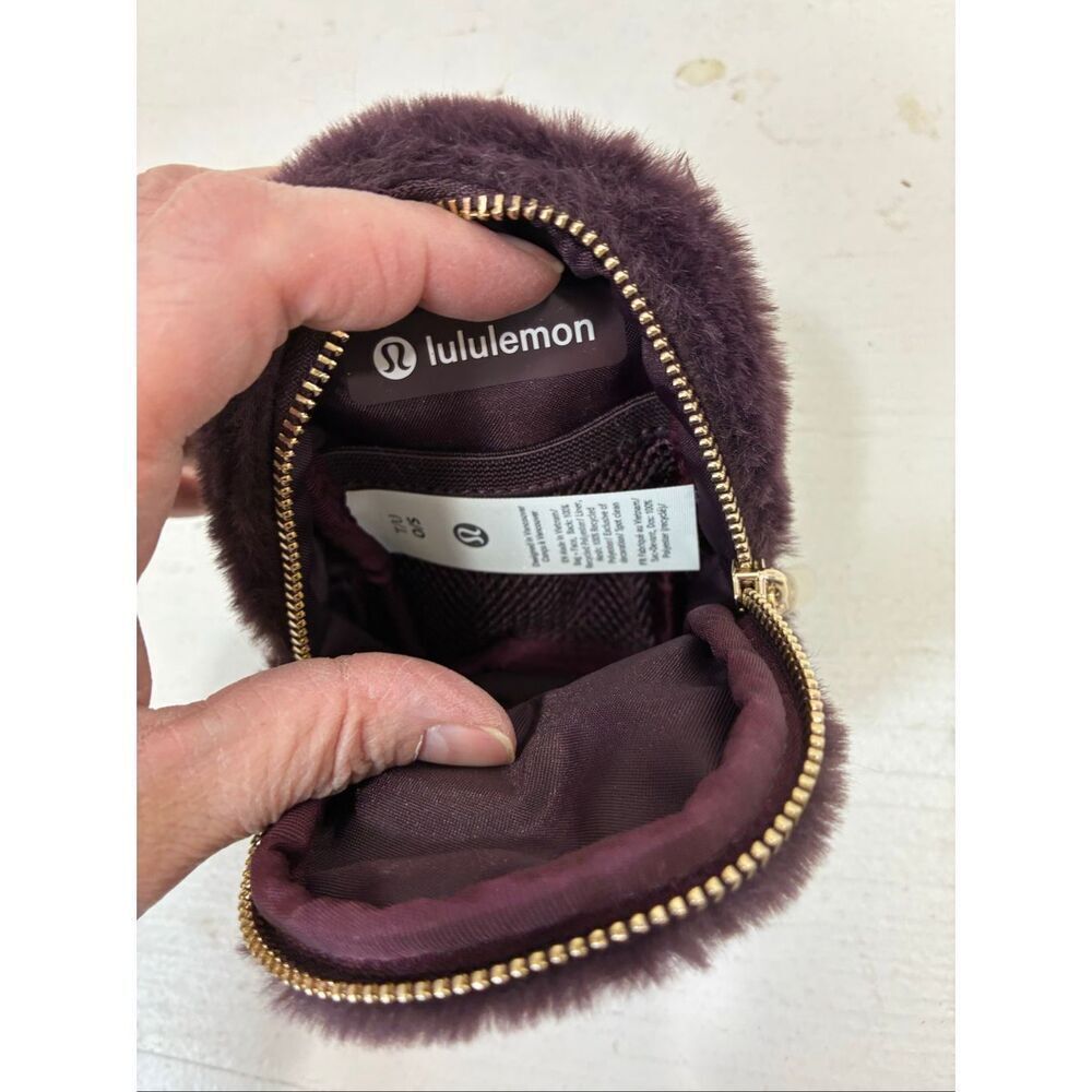 Lululemon NWT Everywhere Backpack Nano Plush Fleece in Black Plum/Gold One Size - Picture 6 of 8